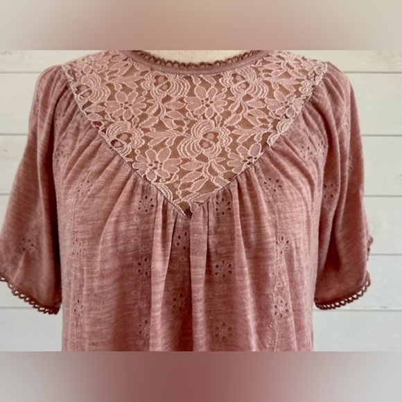 KNOX ROSE PINK TOP WITH LACE EMBROIDERY AND EYELET FLOWER PATTERN.
SIZE: SMALL - Picture 2 of 7